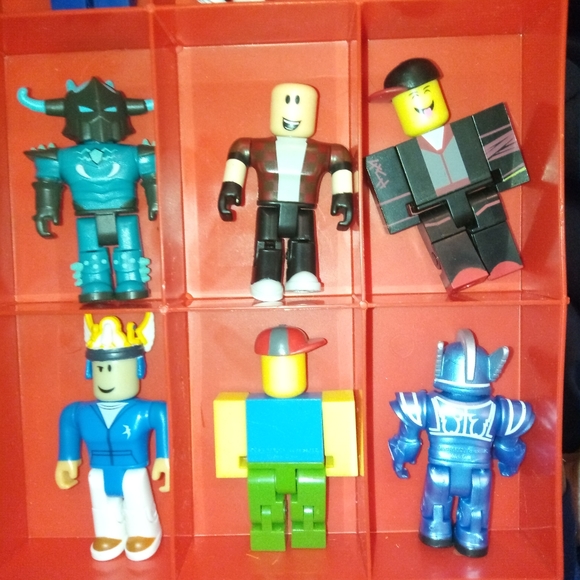 Roblox 27 Figures Case & Accessories - Picture 1 of 16